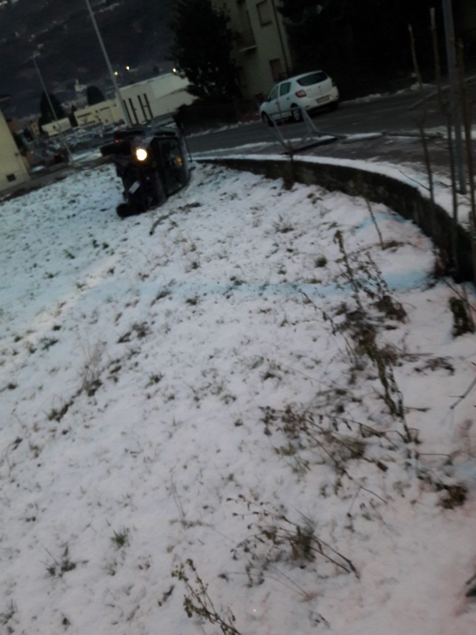 Pericolo ghiaccio, si ribalta un’auto