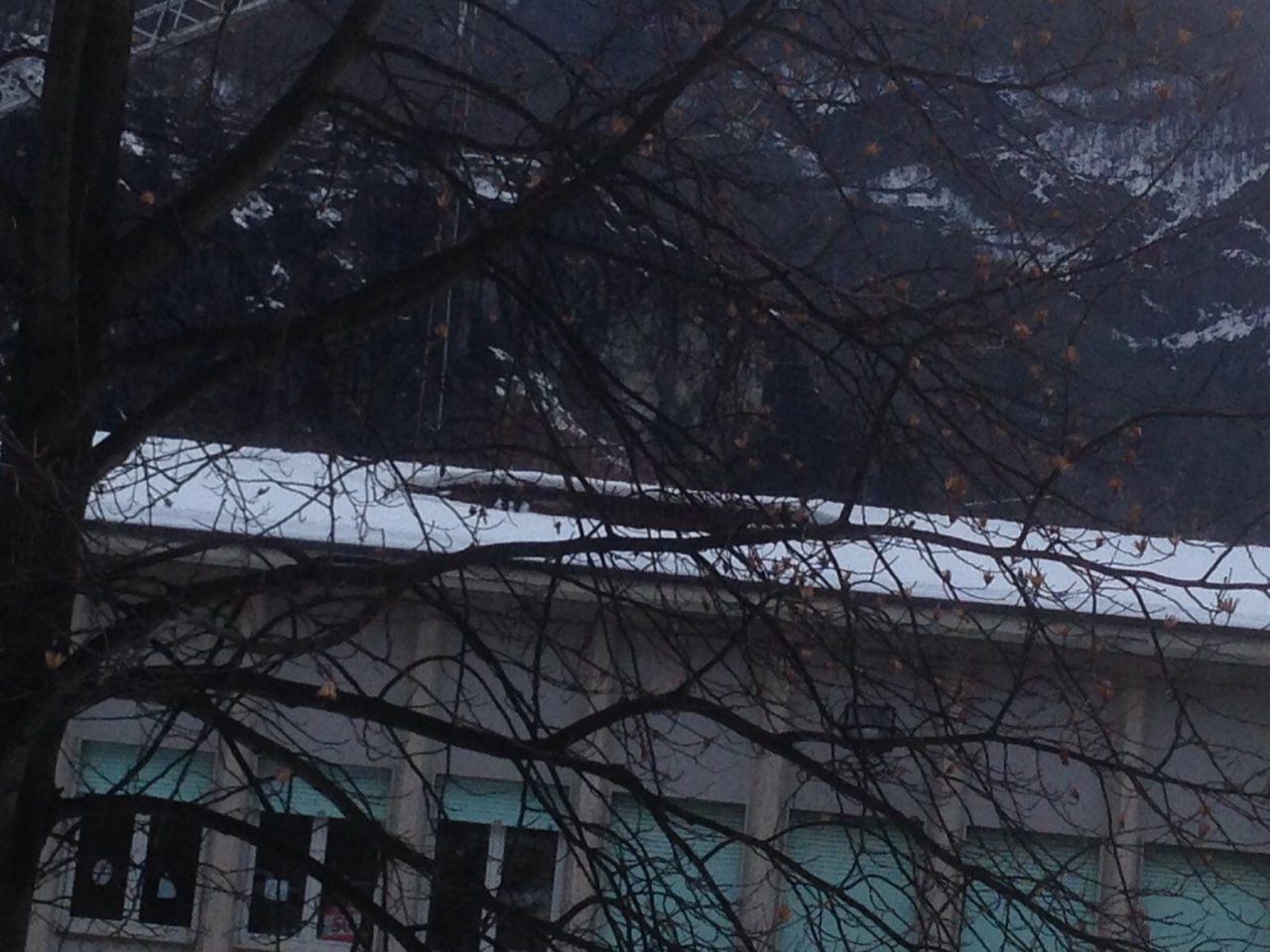 Crolla tetto di una scuola elementare a Chiavenna FOTO