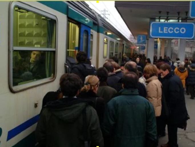 Rapine sui treni  della Milano-Lecco denunciati  quattro ragazzi