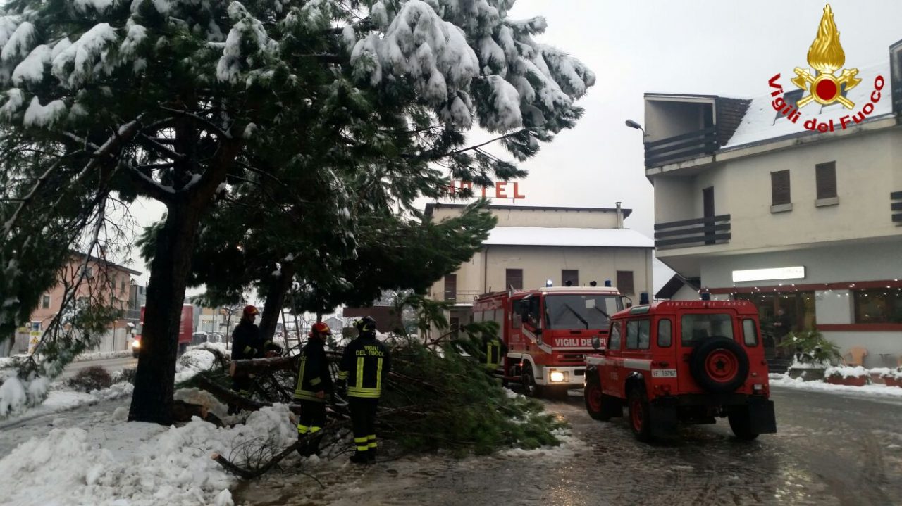 Emergenza neve: i pompieri in azione a Colico