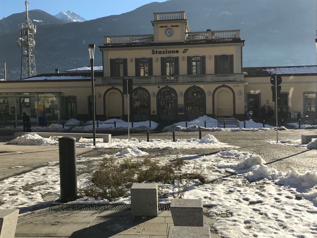 Botte tra donne fuori dalla stazione