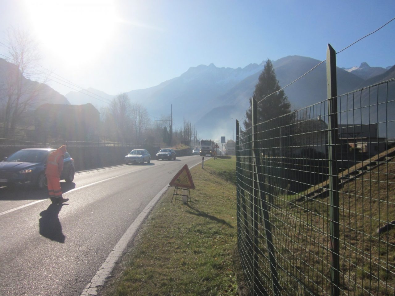 C’è il ponte festivo e quindi asfaltano la strada