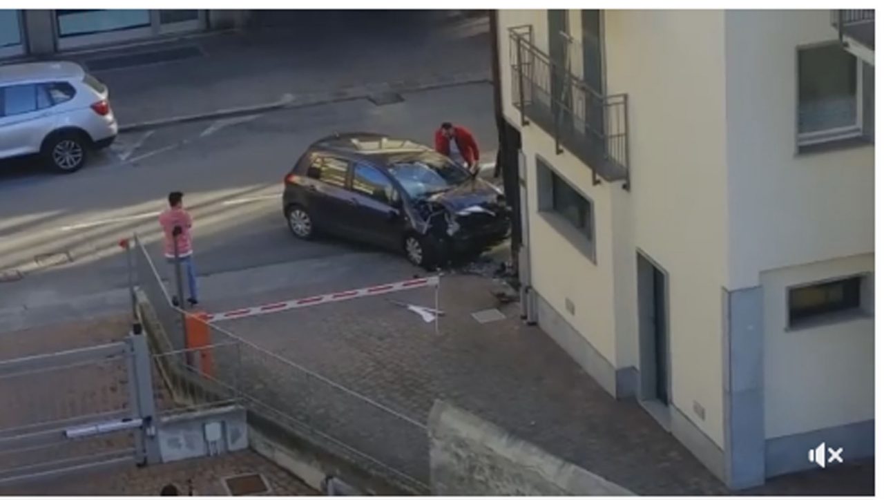 Auto sui mercatini di Natale a Sondrio Il VIDEO