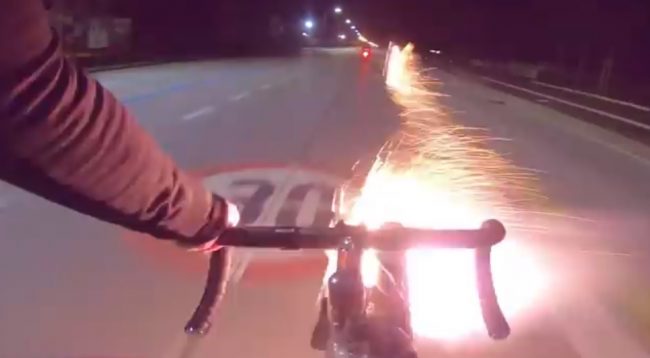Il bengala diventa un cannone. Il video è virale, ma che danni…