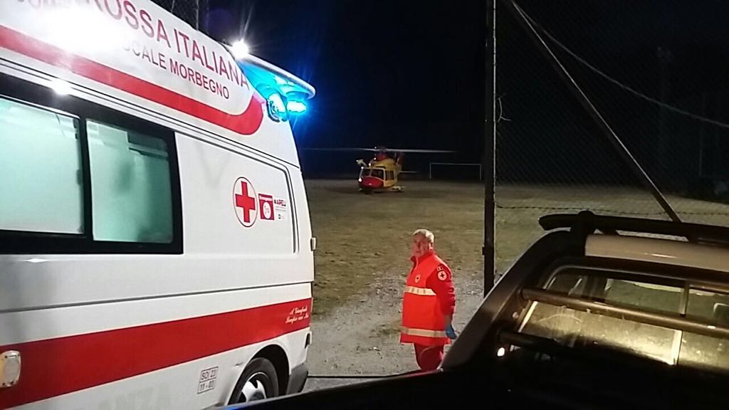 Cade da una scala a pioli a Mello, i carabinieri indagano