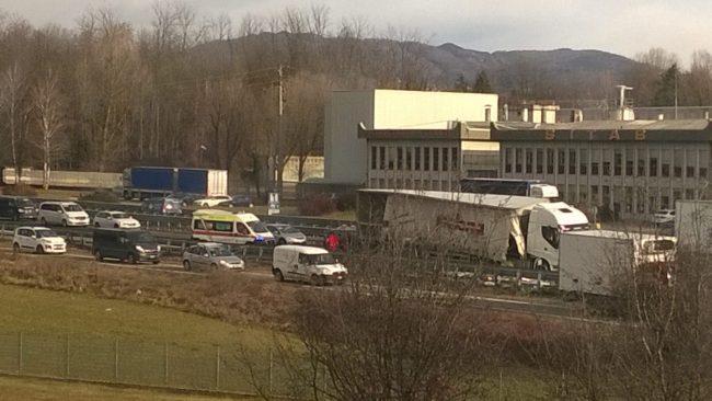 Camion perde il carico sulla Statale 36