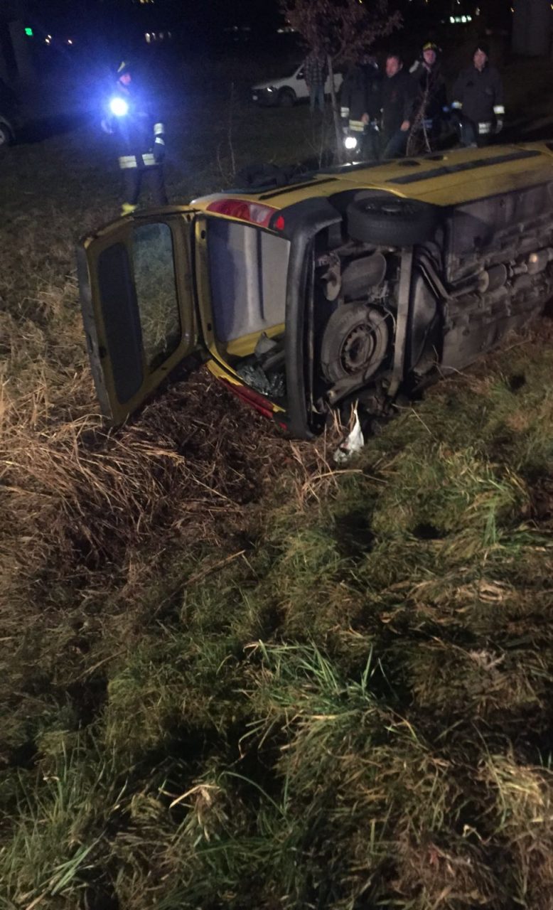 Spaventoso incidente sotto la Statale 38, auto ribaltata