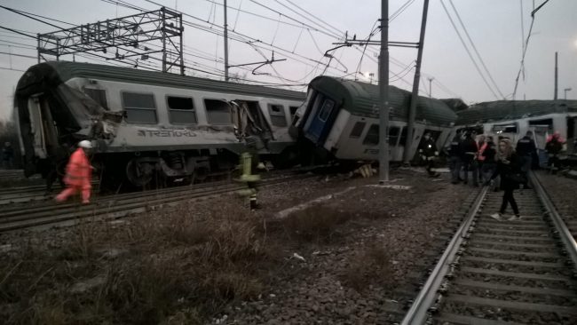 Treno deragliato decine di feriti FOTO