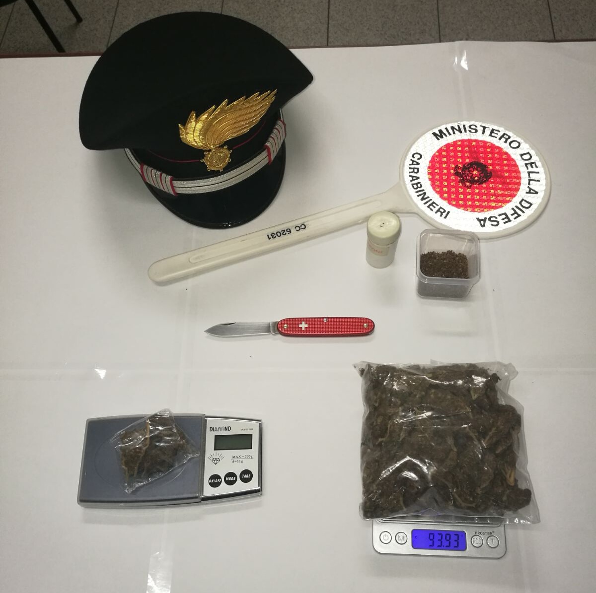 Scende dal treno carico di droga, trentenne in manette