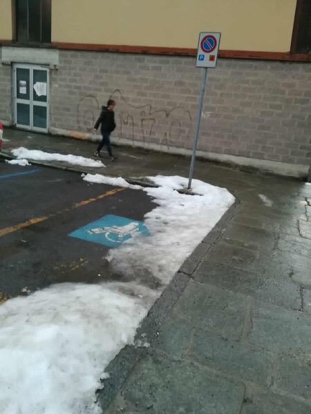Parcheggi per disabili occupati dalla neve