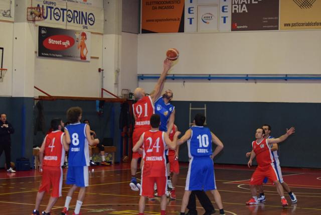 Basket Cosio con le marce ridotte ma basta per vincere  LE FOTO