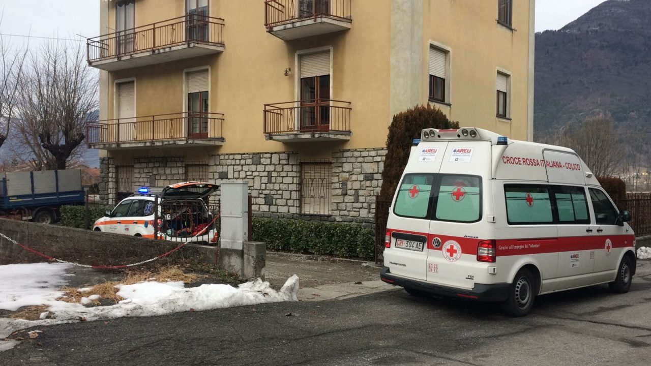 Cade da albero, è grave