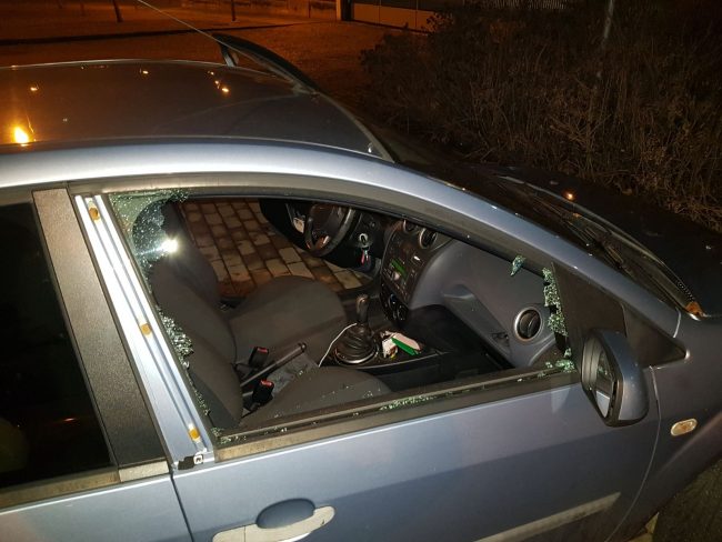 Lite al volante sulla SS36, due ex pugili prendono a pugni mamma e figlio
