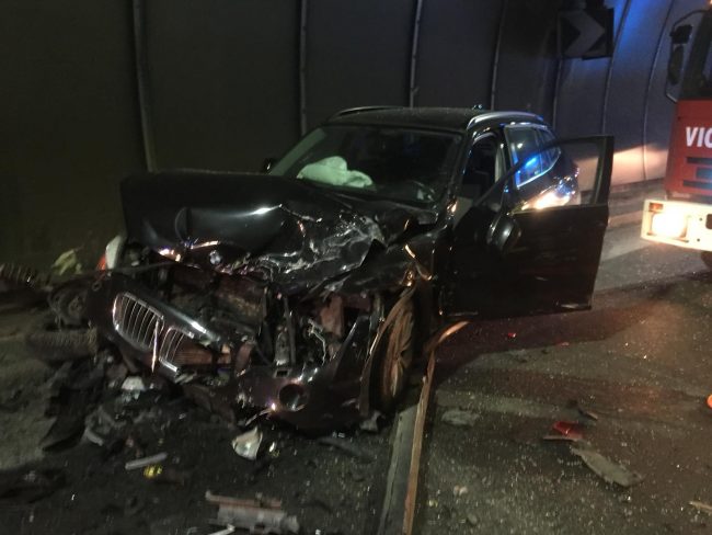 Terribile scontro in galleria Trentapassi Tre molto gravi FOTO