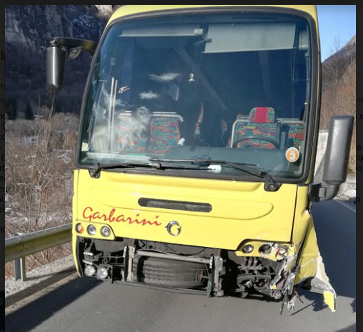Frontale tra una mini ed un pullman, 50 bambini coinvolti