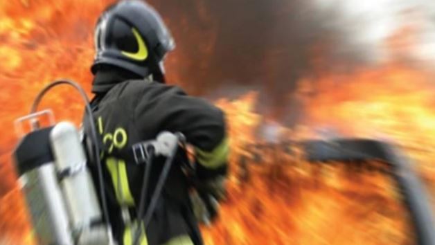 In fiamme l’ex ditta Manghi di Colico