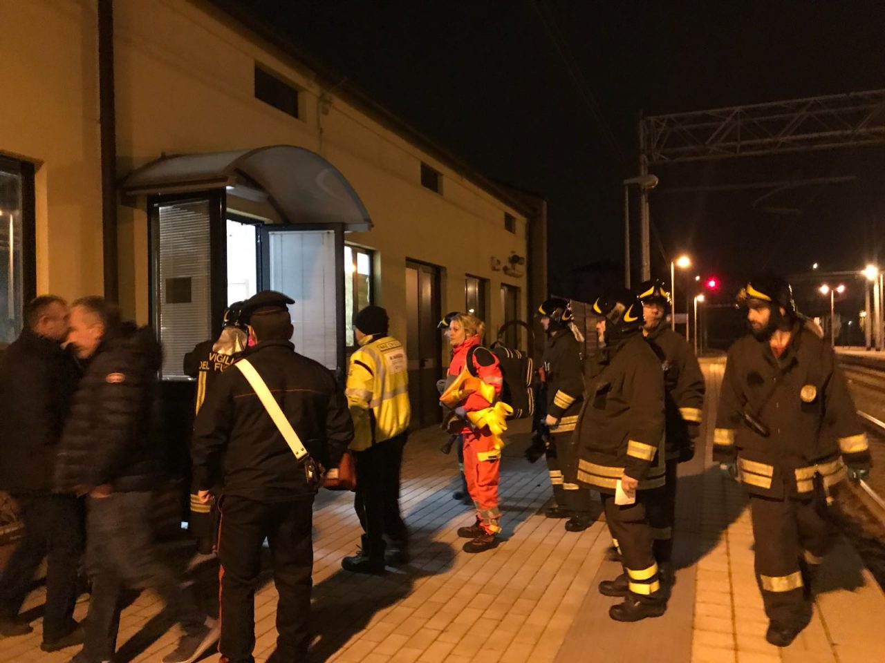Travolto dal treno, voleva salire dal finestrino