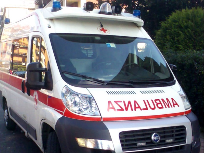 Sorpassa in curva e cade dalla moto, grave un 27enne
