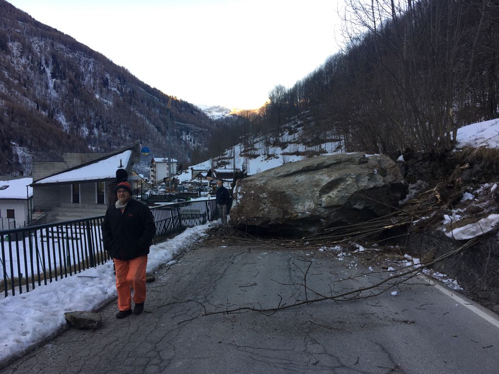 Masso sulla strada, evacuate 11 persone