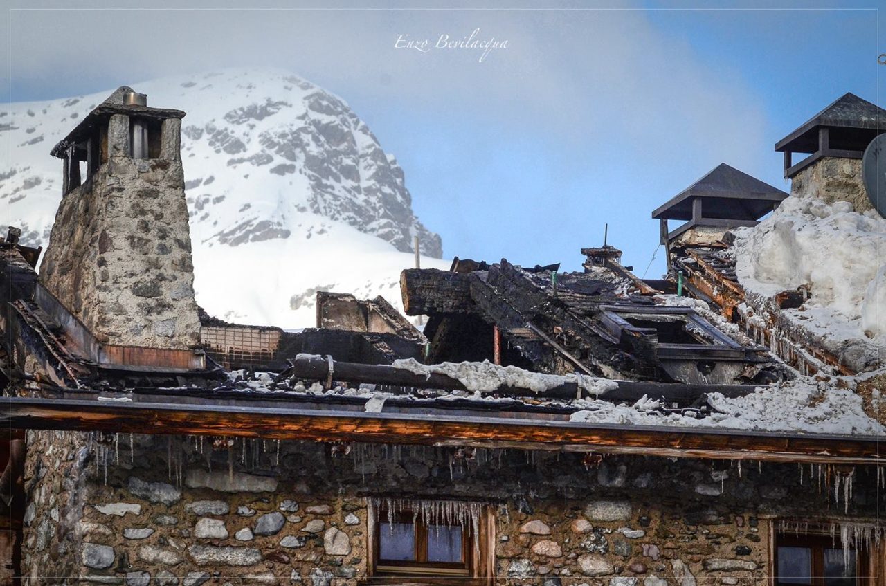 Livigno, volontari al lavoro sulla casa bruciata