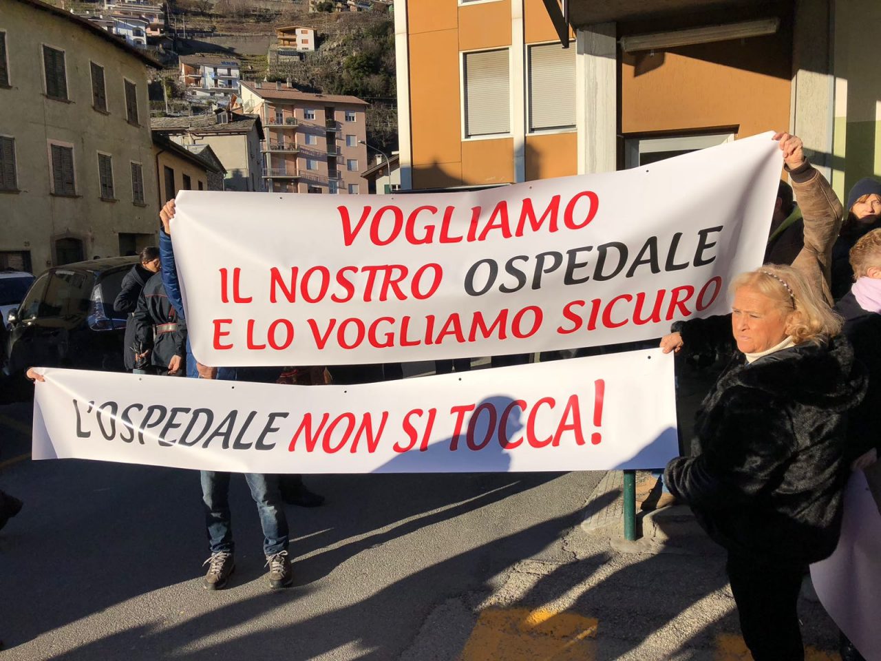 Manifestazione a Chiavenna contro la chiusura dell’Ospedale FOTO VIDEO