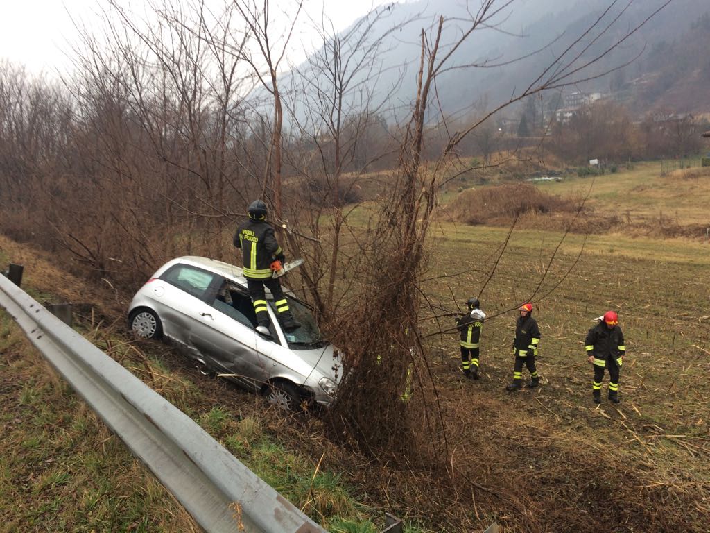 Malore in auto, 55enne esce di strada
