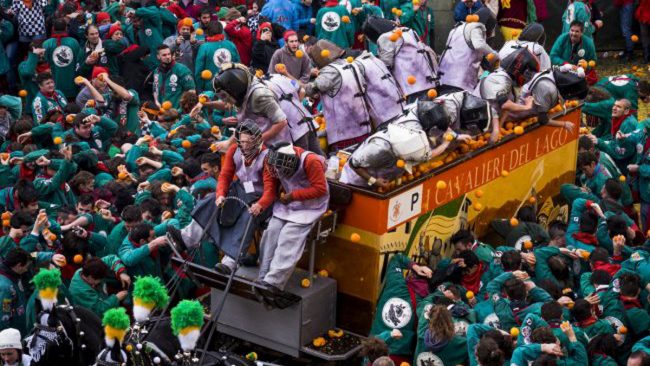Carnevale 2018 oggi comincia la battaglia delle arance