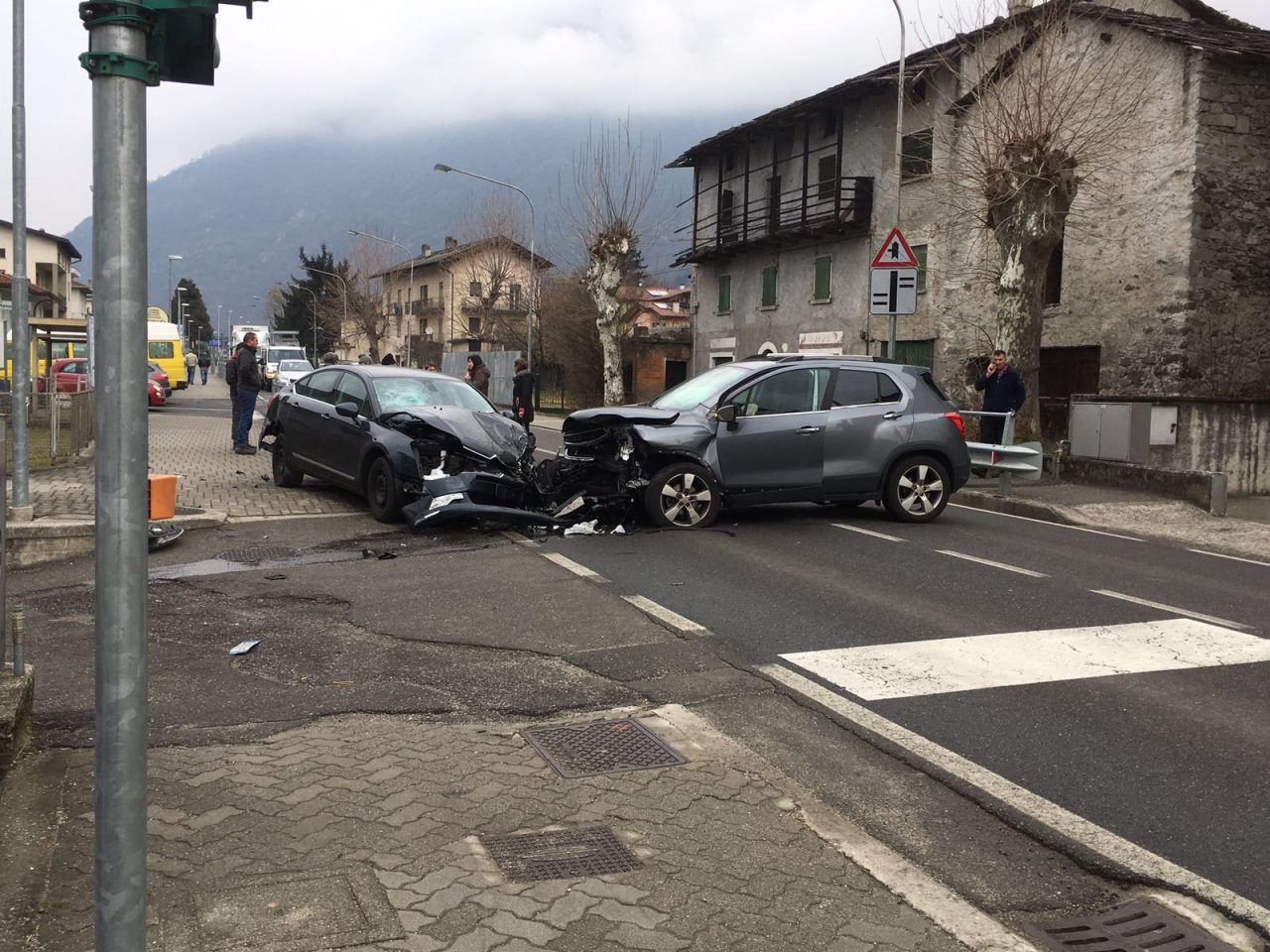 Incidente Statale 36, tre feriti e strada chiusa