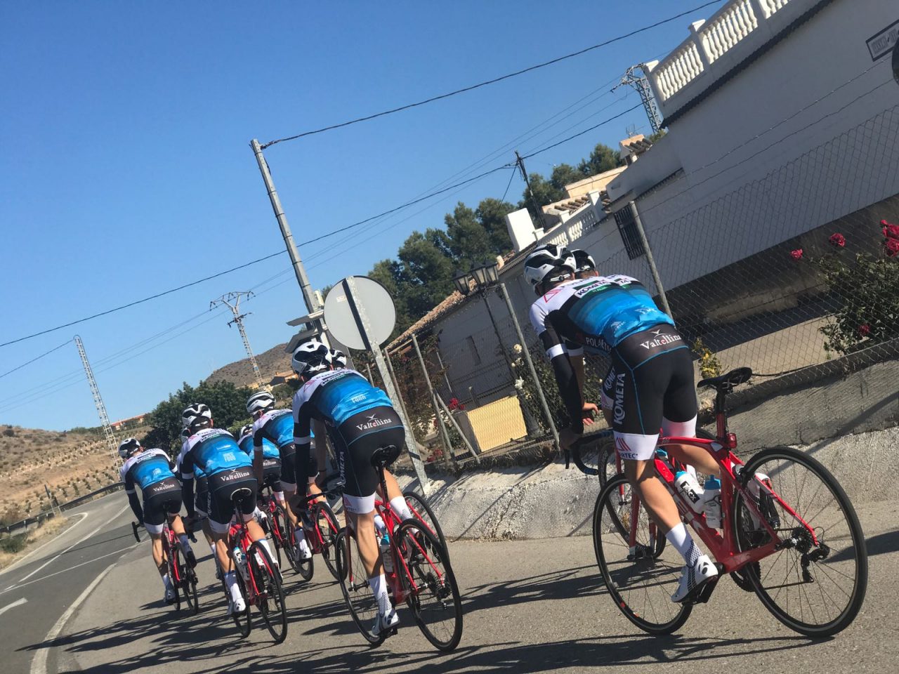 Marchio Valtellina sulla squadra di Basso e Contador