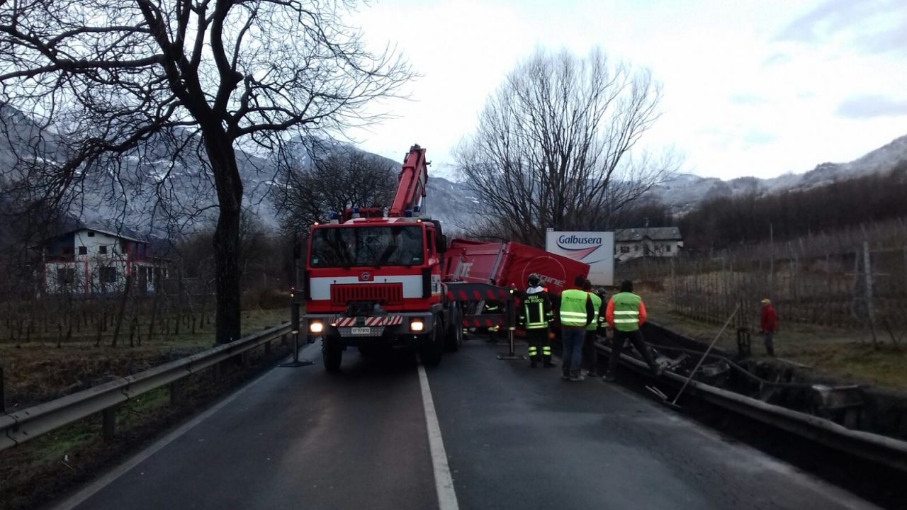 Tir si ribalta a Bianzone: bloccata la Ss38