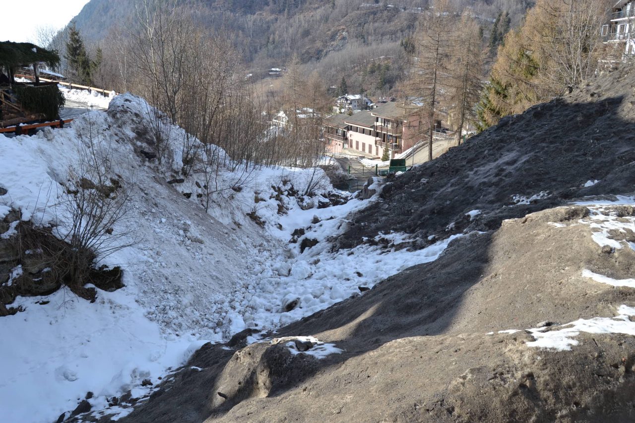 Aprica, lo scarico neve è uno scempio