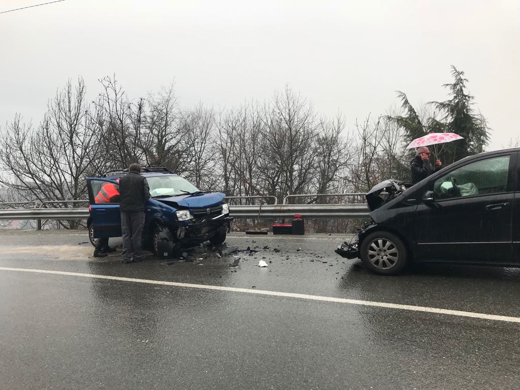 Frontale sulla strada per Montagna, due persone all’ospedale VIDEO