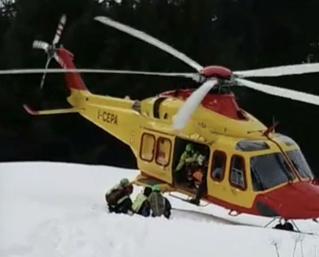 Con lo snowboard fuoripista, salvataggio complesso