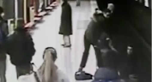 Bimbo salvato sui binari VIDEO