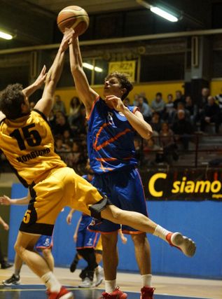 Minuti finali fatali alla Pezzini e Busnago passa