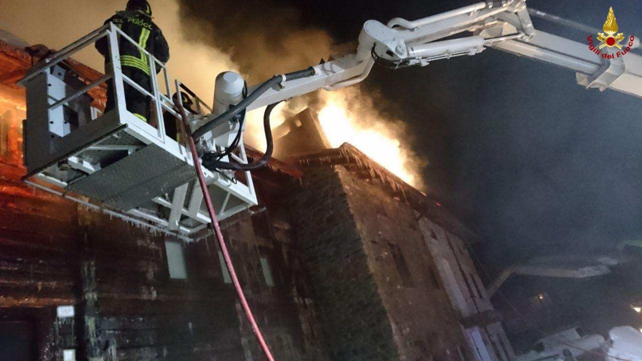 incendio a Livigno, evacuate quattro famiglie
