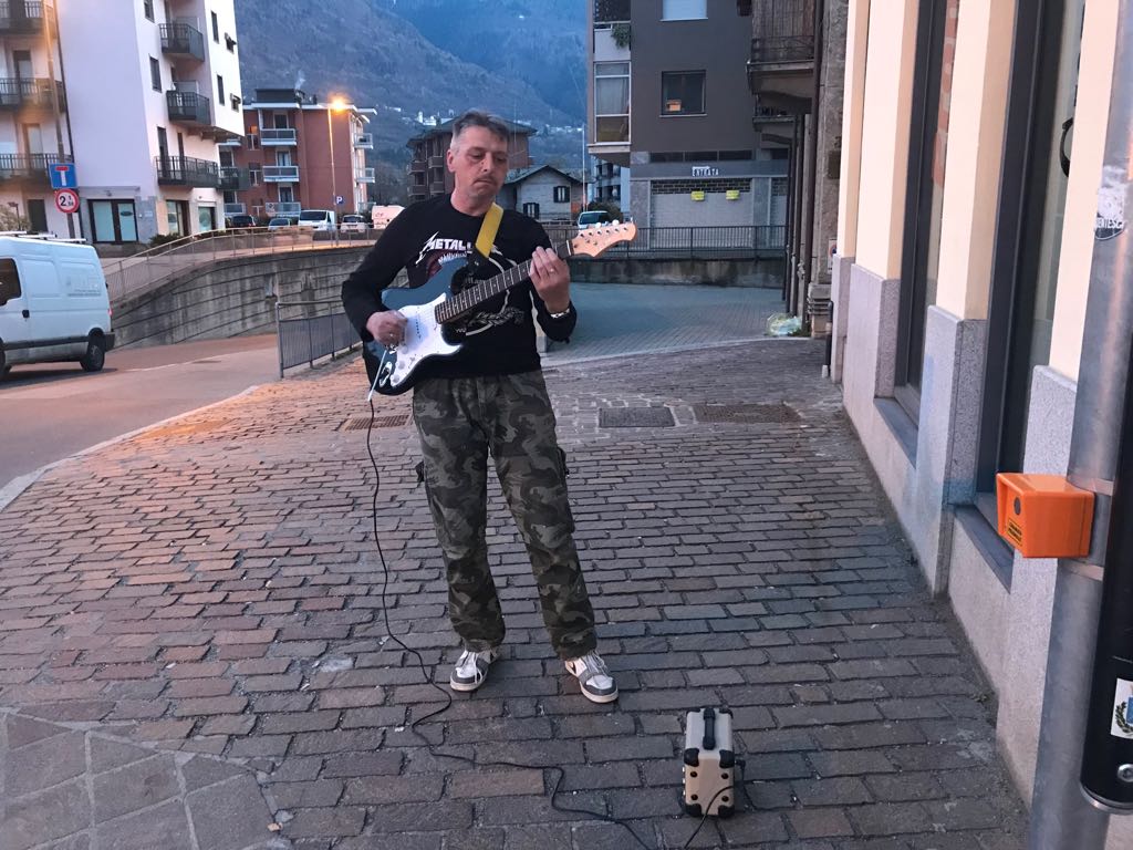 Suona in strada per scacciare la noia, atmosfera magica a Sondrio VIDEO
