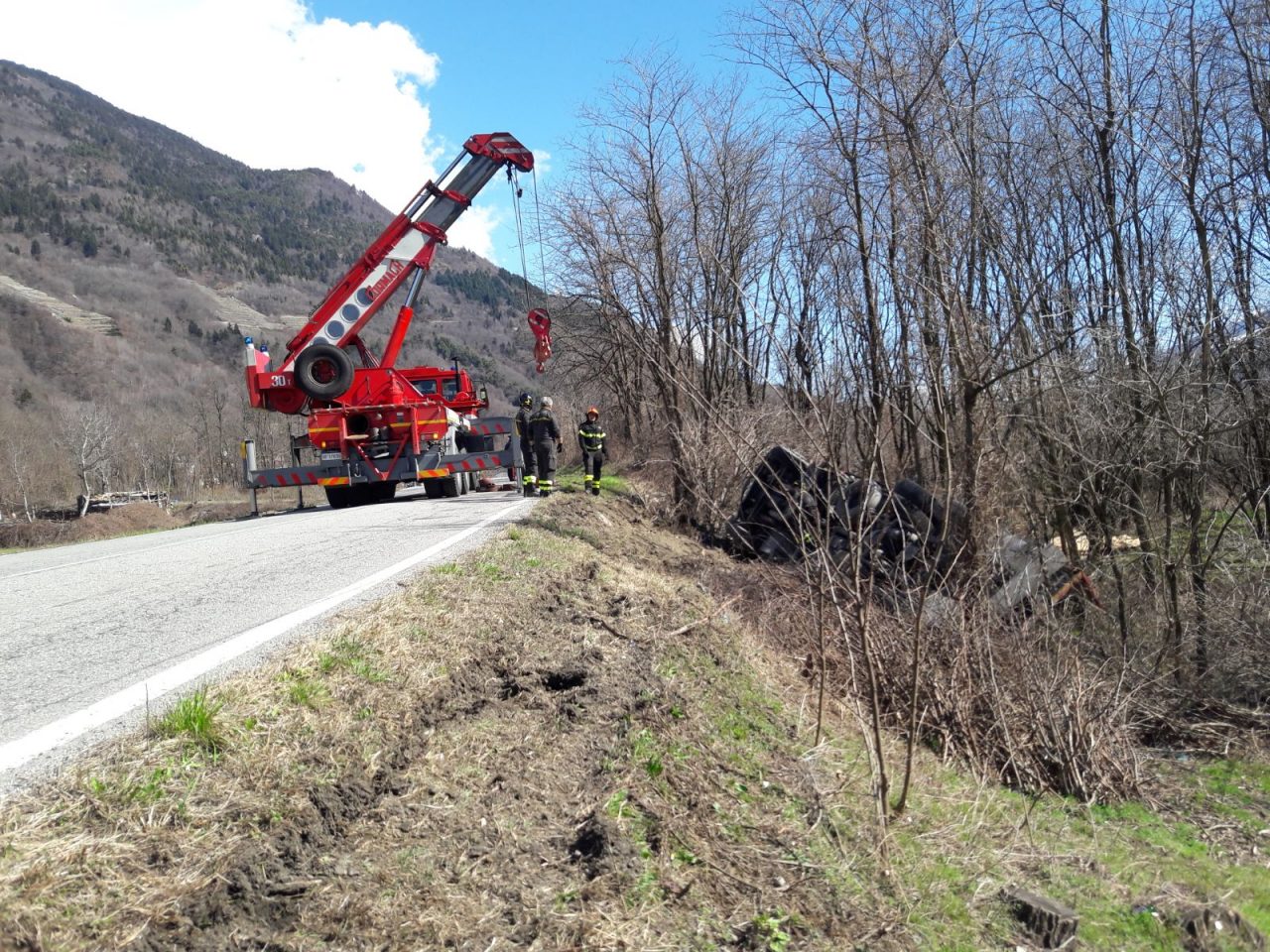 Camion esce di strada e si ribalta
