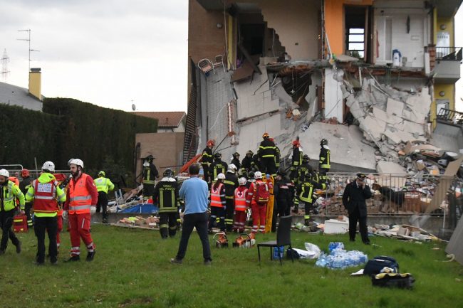 Casa esplosa: molti feriti, si scava tra le macerie