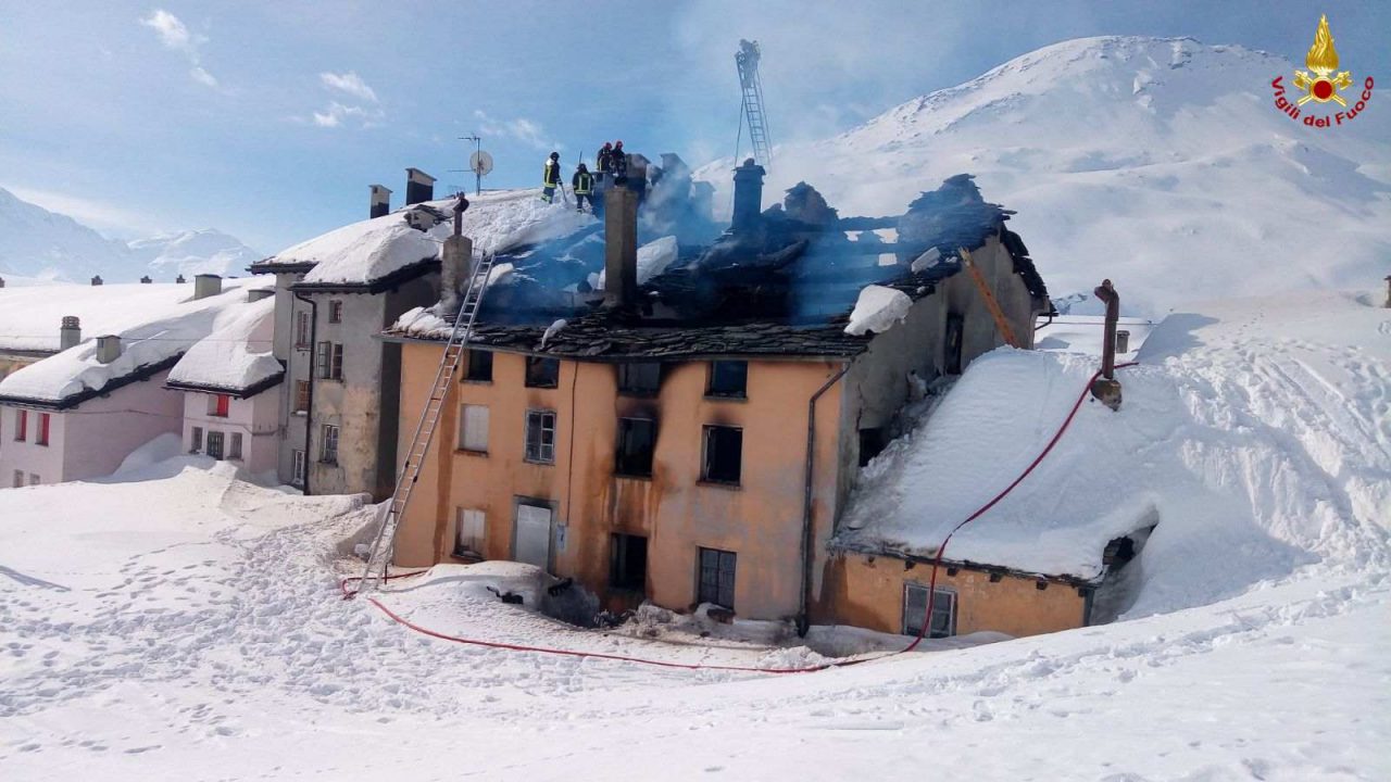 Incendio a Montespluga, distrutti tre appartamenti