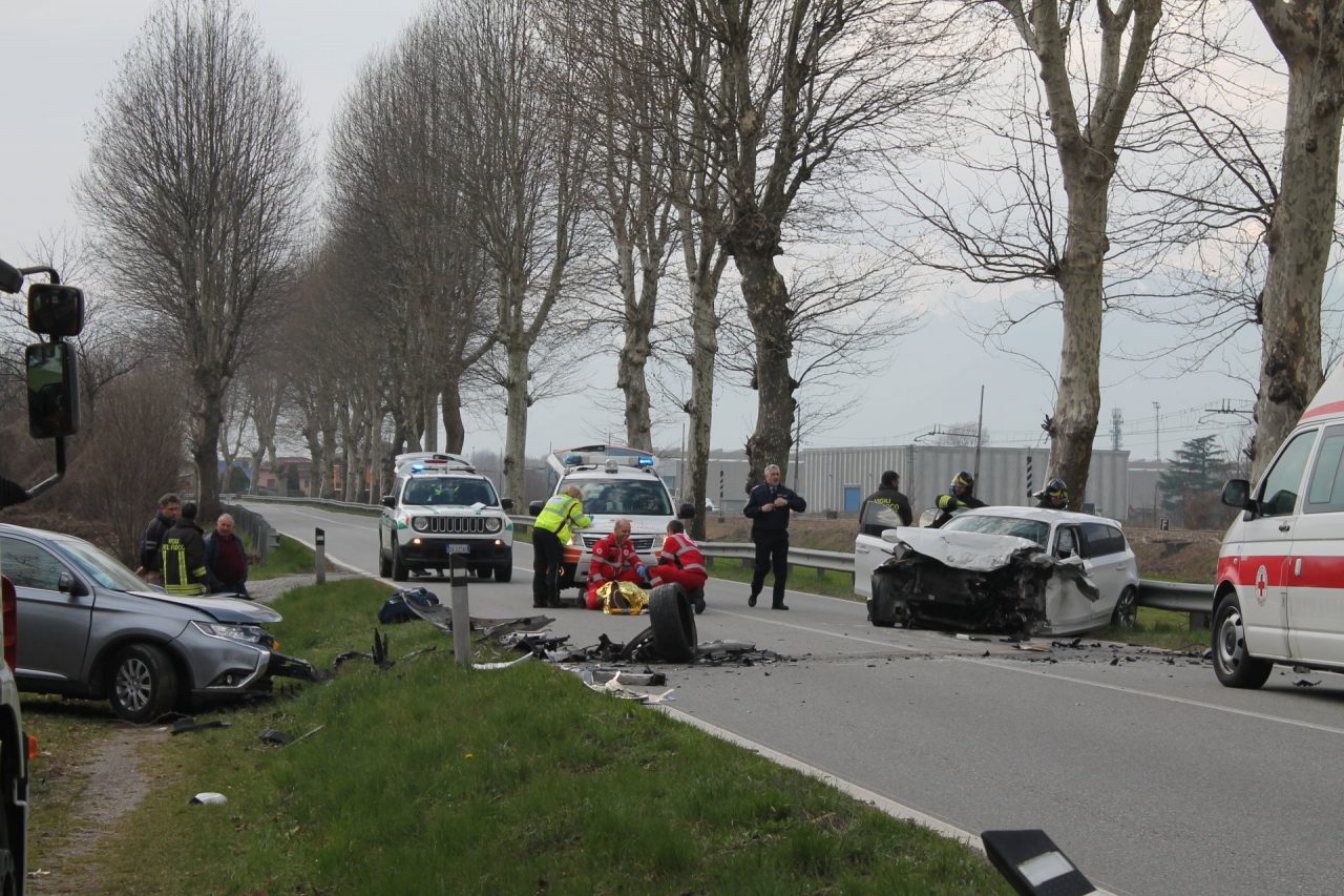 Spaventoso incidente frontale tra due automobili sulla Statale 38