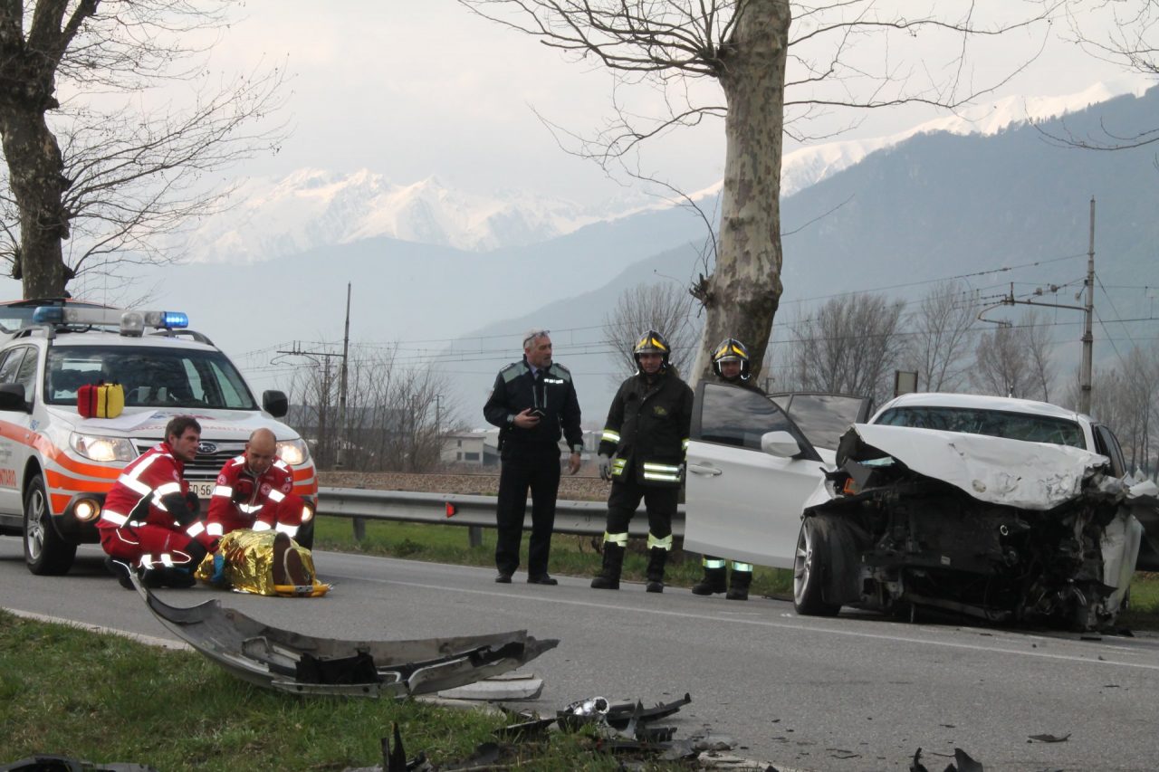 Scontro frontale tra due auto – LE FOTO –