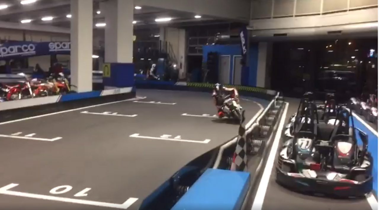 La moto gira sulla pista dei go kart a Colico e il video diventa virale