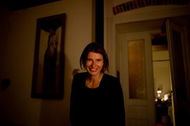 Monika Bulaj, celebre reporter, arriva a Tirano