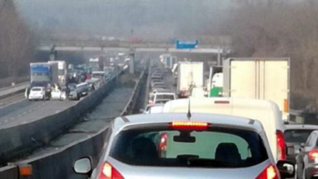 Statale 36 bloccata verso Lecco per un incidente