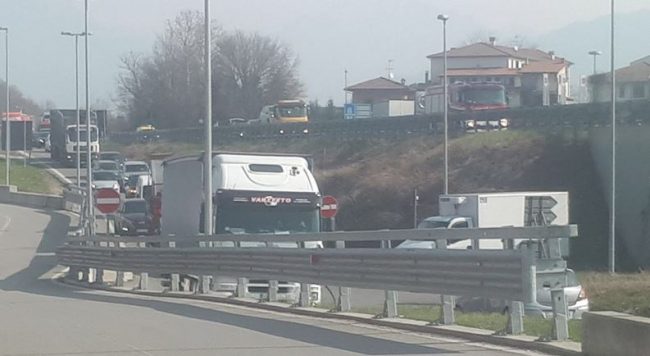Ribaltamento in Statale 36, traffico in tilt