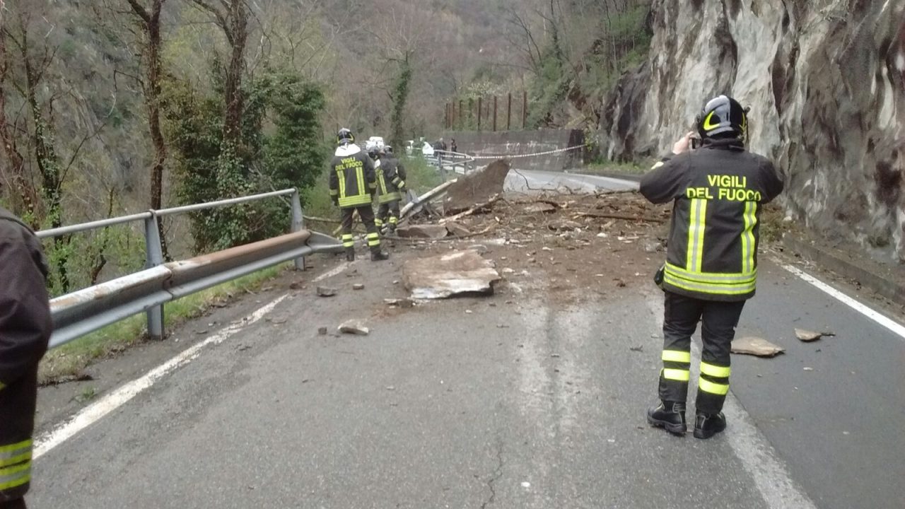 Caduta massi sulla strada per la Valmasino, coinvolta un’auto