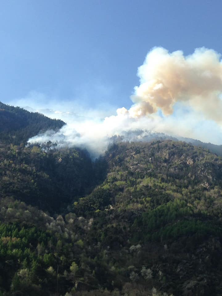 Incendio a Grosio, brucia ancora la montagna