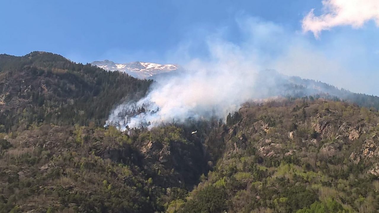 Incendio a Grosio, elicotteri in azione