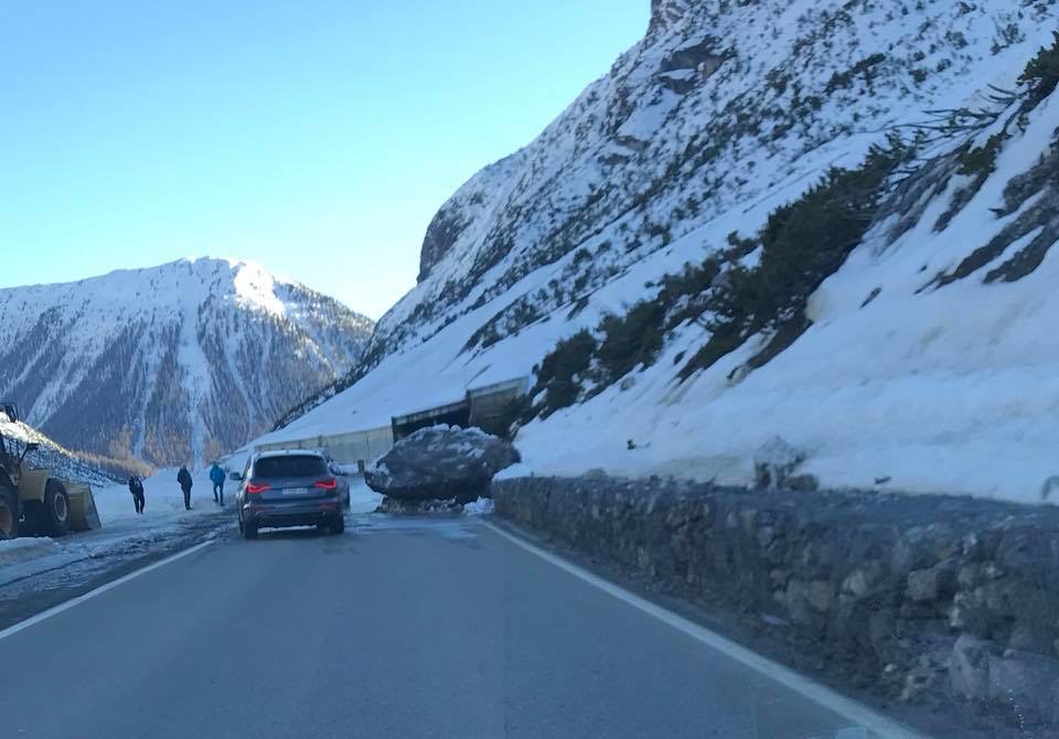 Frana a Livigno, grosso masso cade sulla strada
